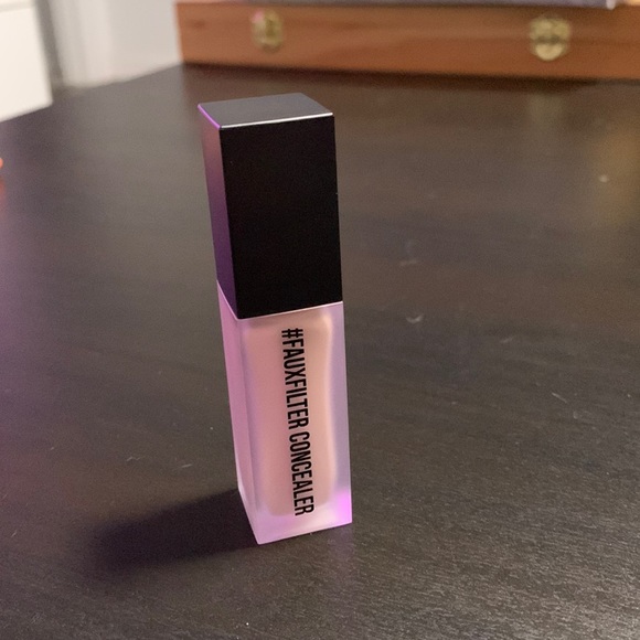 Huda Beauty Faux Filter Luminous Matte Buildable Coverage Crease Proof Concealer - Picture 1 of 4